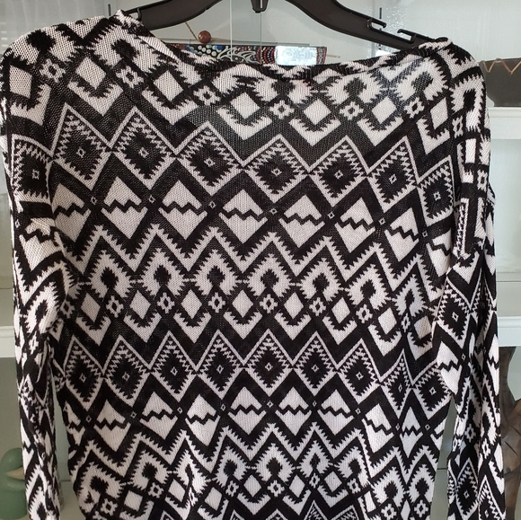 Gently used black and white top by H&M - Picture 4 of 4